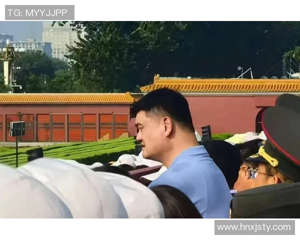 姚明与甄子丹亲密合影展现体育与武术巨星的友谊与魅力